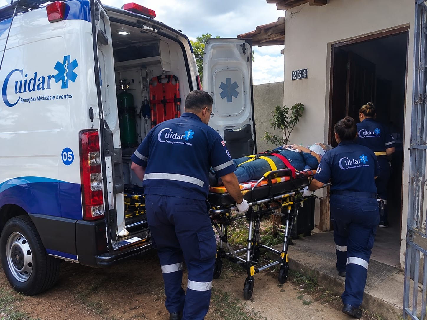 Equipe Cuidar em atendimento com ambulância